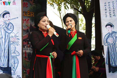 ນັກທ່ອງທ່ຽວເຂົ້າຮ່ວມງານບຸນລິມ2016ເປັນຈຳນວນຫຼວງຫຼາຍ